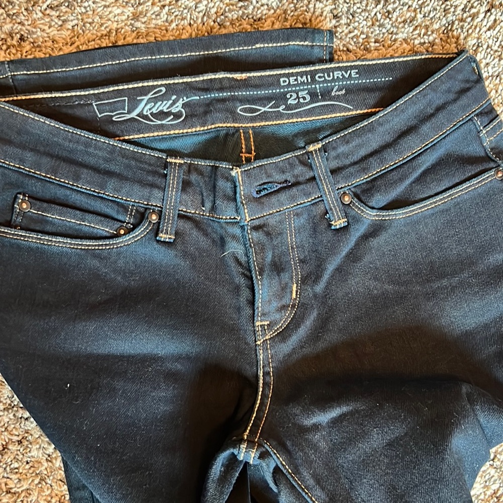 Levi’s Demi Curve size 25/30 excellent condition